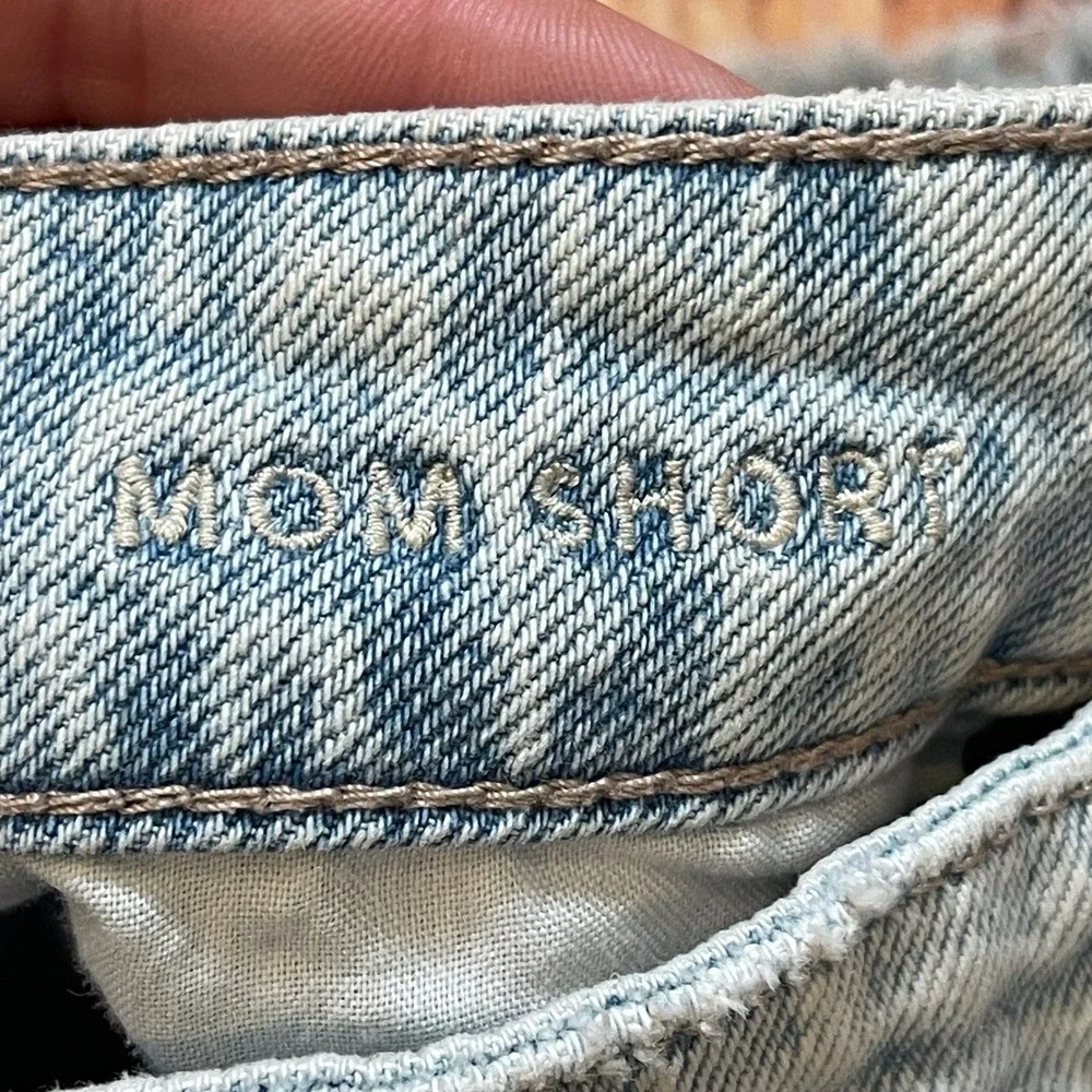 American Eagle Strigid Mom Shorts Light Wash Distressed Denim Size 2‎ High Rise